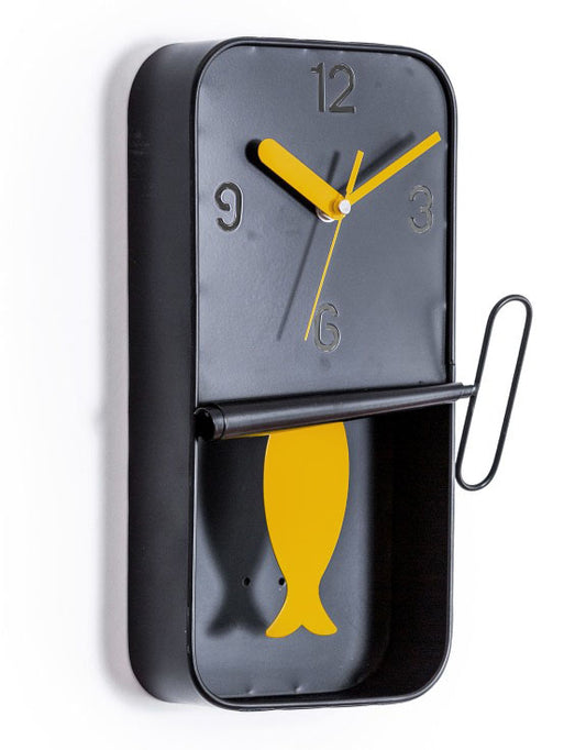 Schwarze Wanduhr im Sardinendosen-Design – markanter Akzent mit Retro-Charme